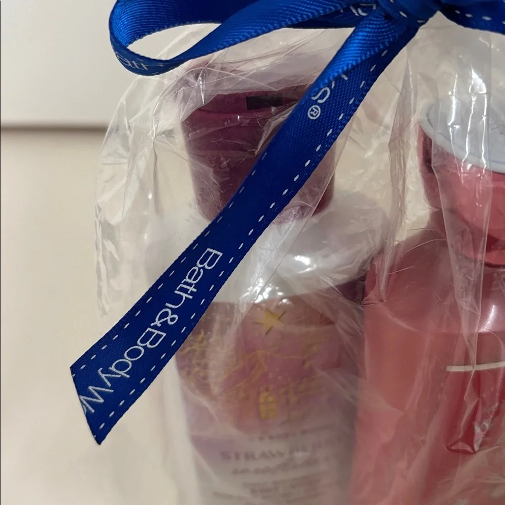Bath & Body‎ Works 8oz. Strawberry Snowflakes Daily Lotion & Winter Candy Apple